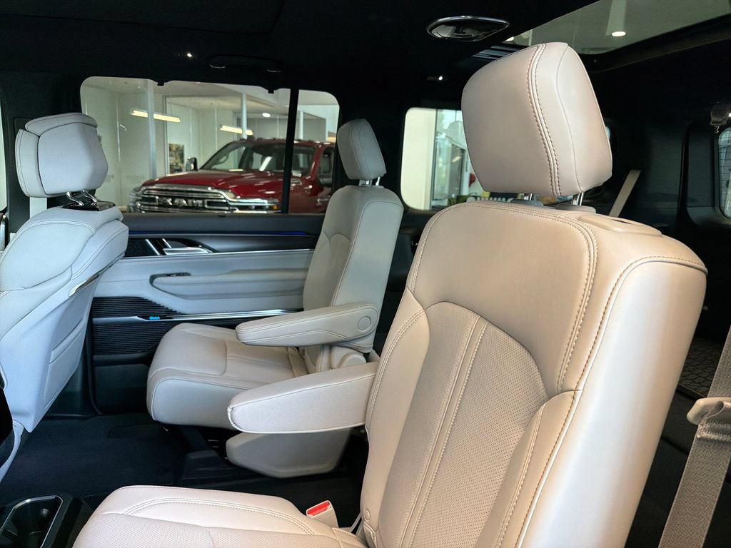 New 2026 Jeep Grand Wagoneer Summit w/ Premium Group III AWD/4WD image 32