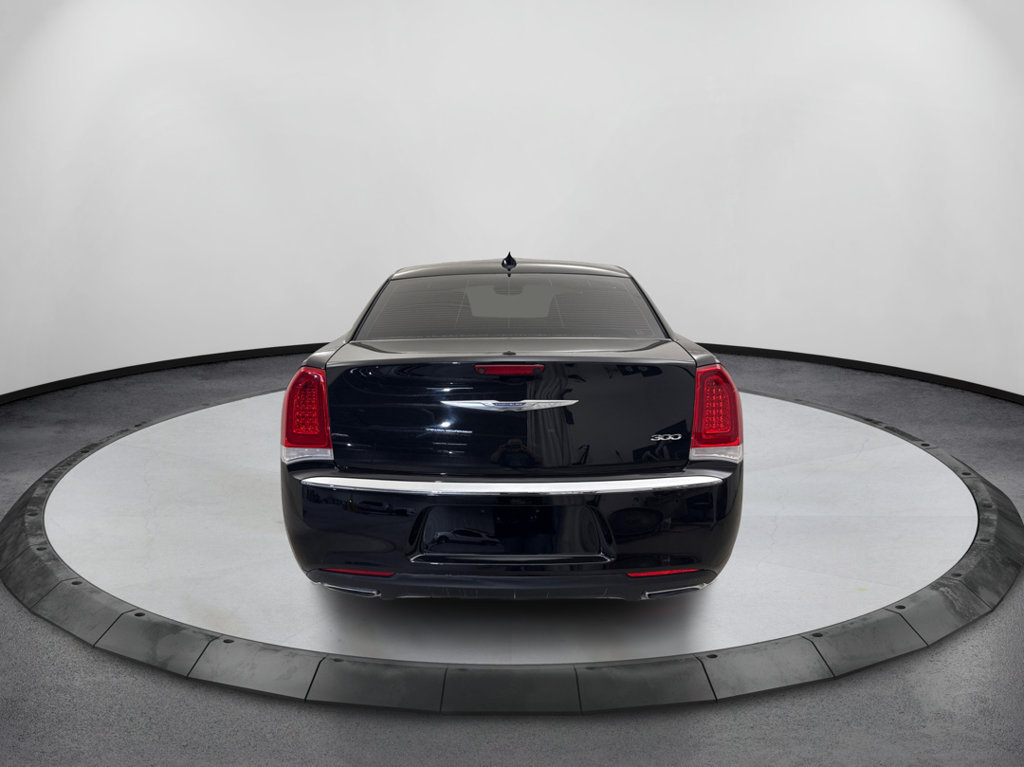 Used 2018 Chrysler 300 Touring w/ Driver Convenience Group RWD image 7