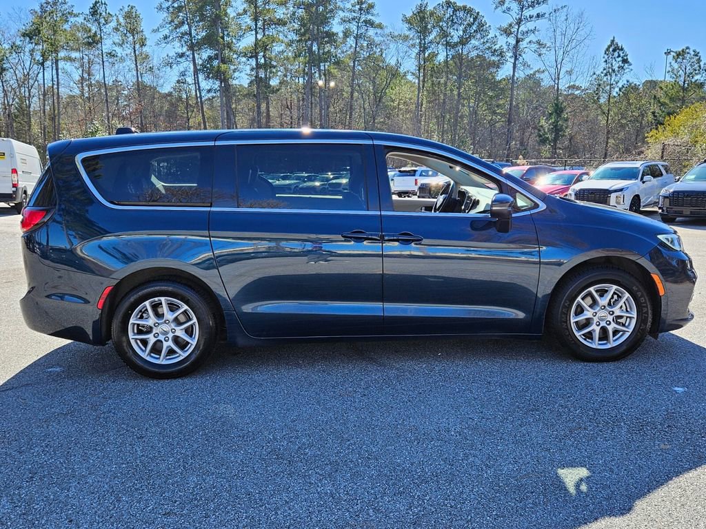 Used 2023 Chrysler Pacifica Touring-L image 14