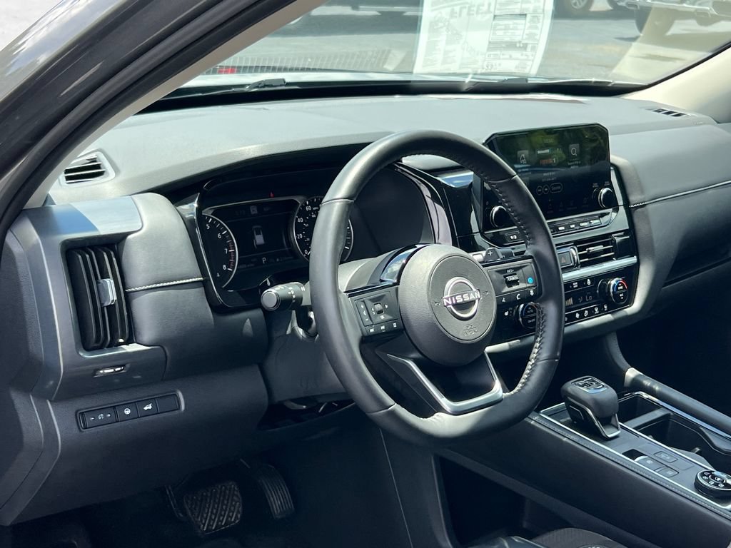Used 2025 Nissan Pathfinder SL AWD/4WD image 5
