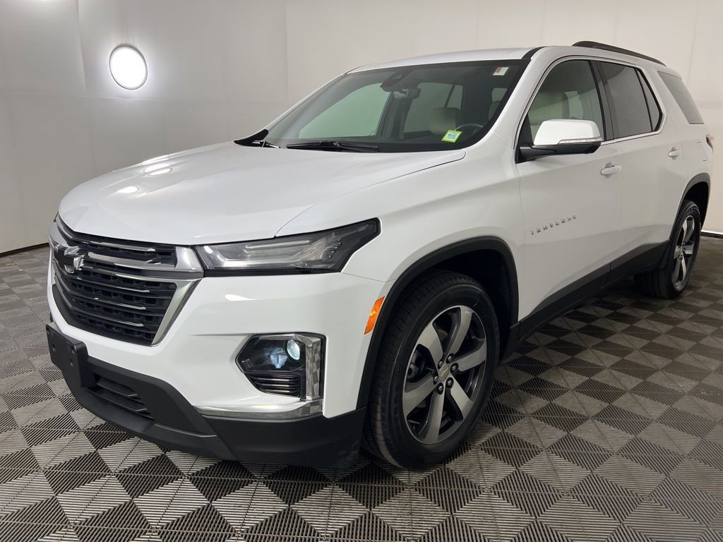 Used 2023 Chevrolet Traverse LT w/ LT Premium Package AWD/4WD image 3
