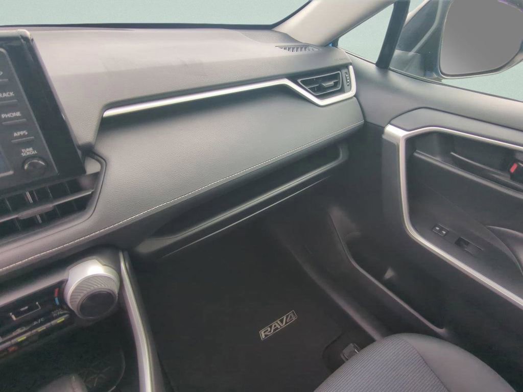 Used 2019 Toyota RAV4 LE image 17