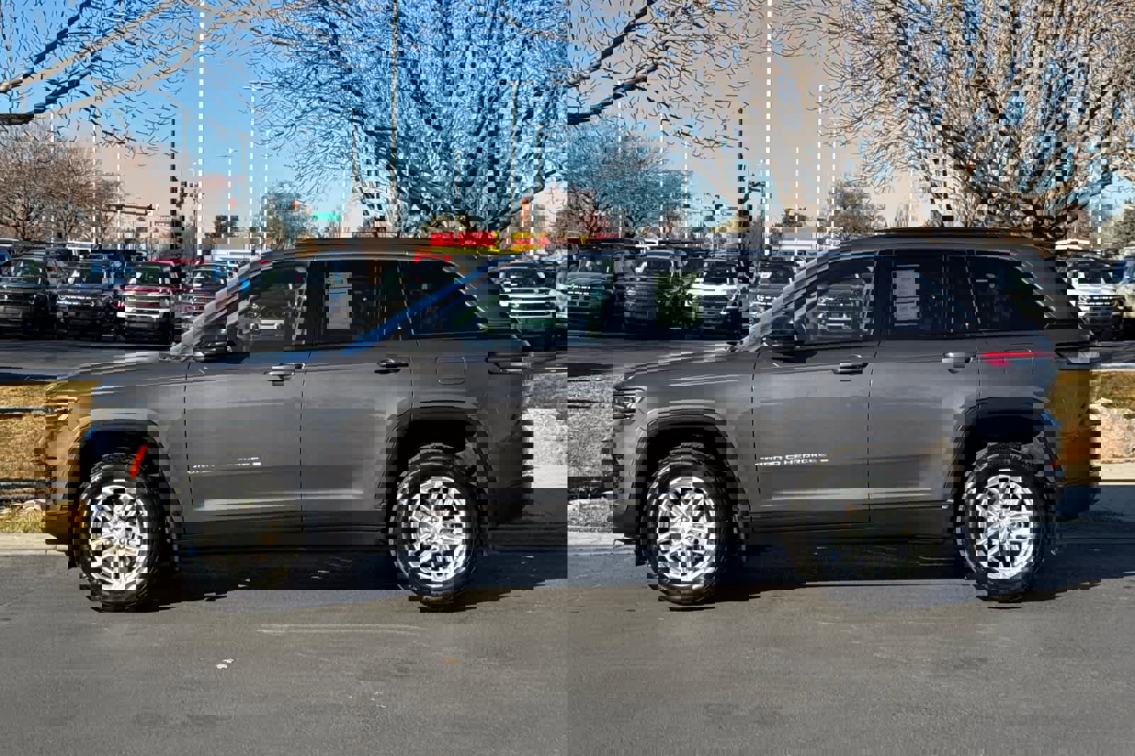 Used 2025 Jeep Grand Cherokee Laredo X w/ Luxury Tech Group I image 5