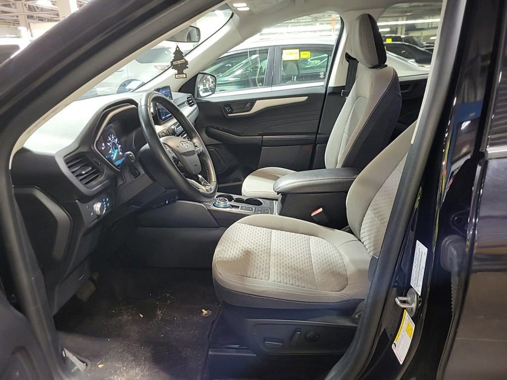 Used 2022 Ford Escape SE w/ SE Sport Appearance Package image 3