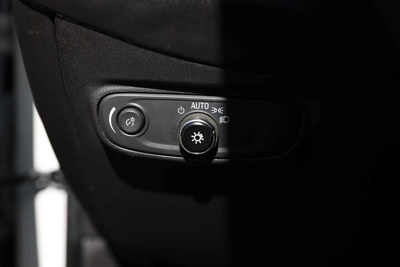 Used 2021 Chevrolet Equinox LS image 16