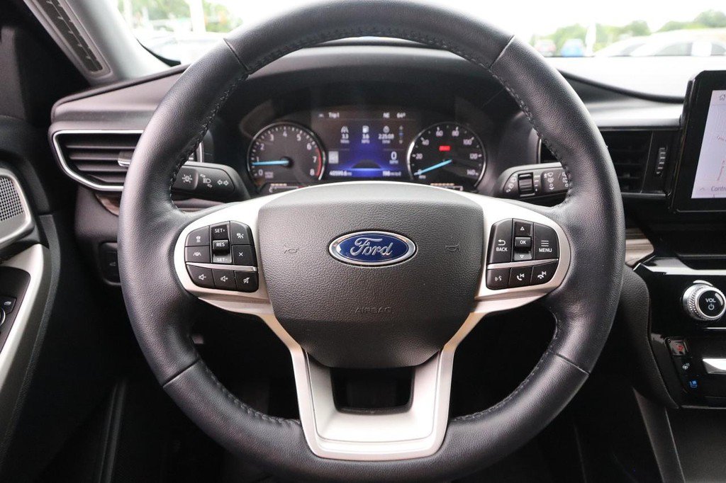 Used 2022 Ford Explorer Limited w/ Equipment Group 301A AWD/4WD image 12