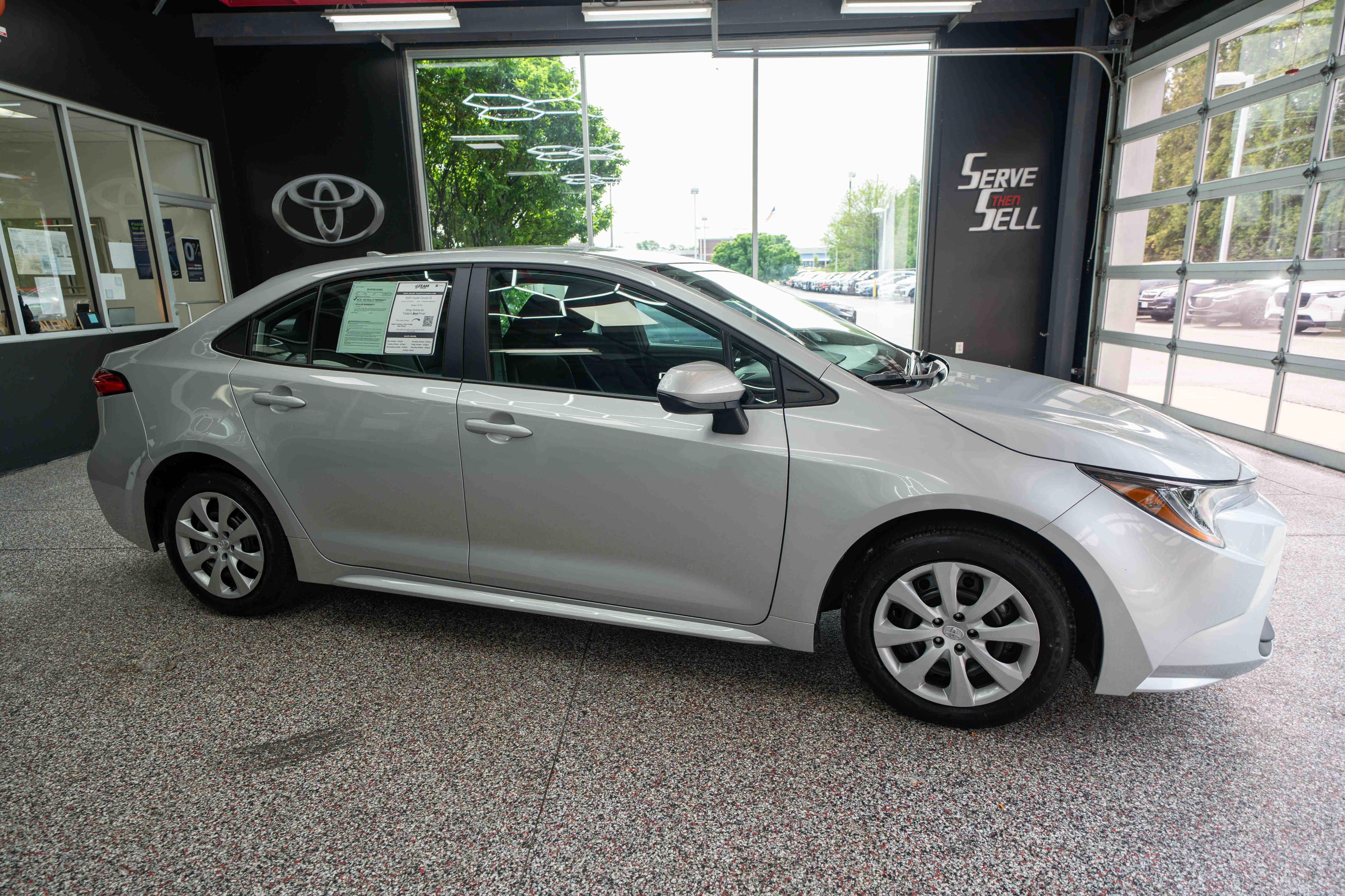 Used 2025 Toyota Corolla LE FWD image 5