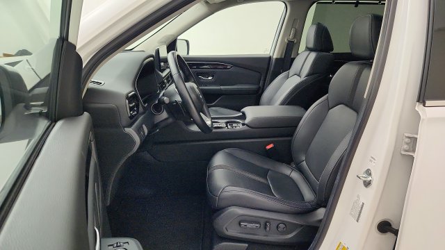 Used 2025 Honda Pilot Touring image 10