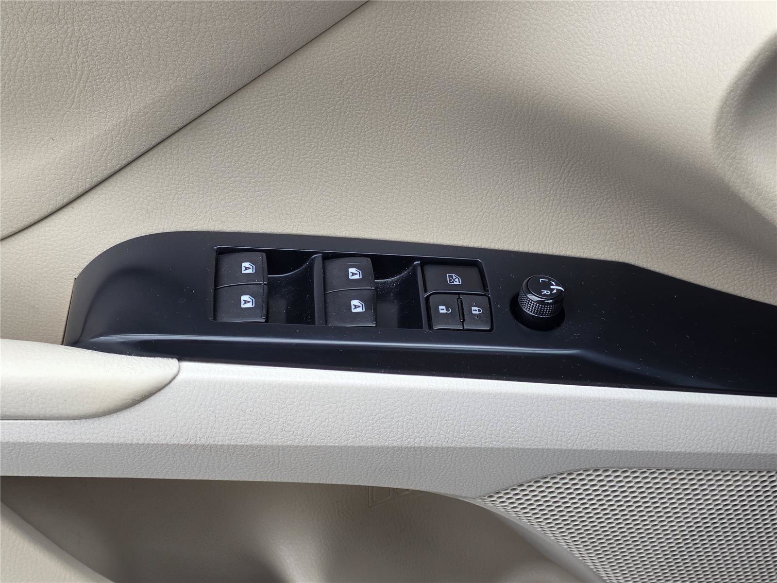 Used 2018 Toyota Camry LE FWD image 13