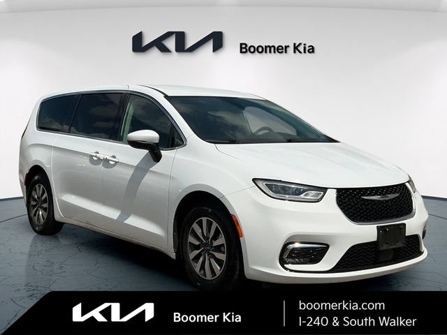 Used 2023 Chrysler Pacifica Touring-L FWD image 3