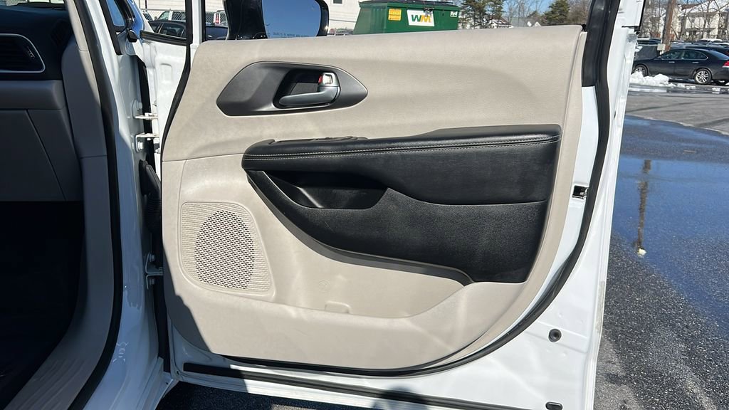 Used 2024 Chrysler Pacifica Touring-L image 9