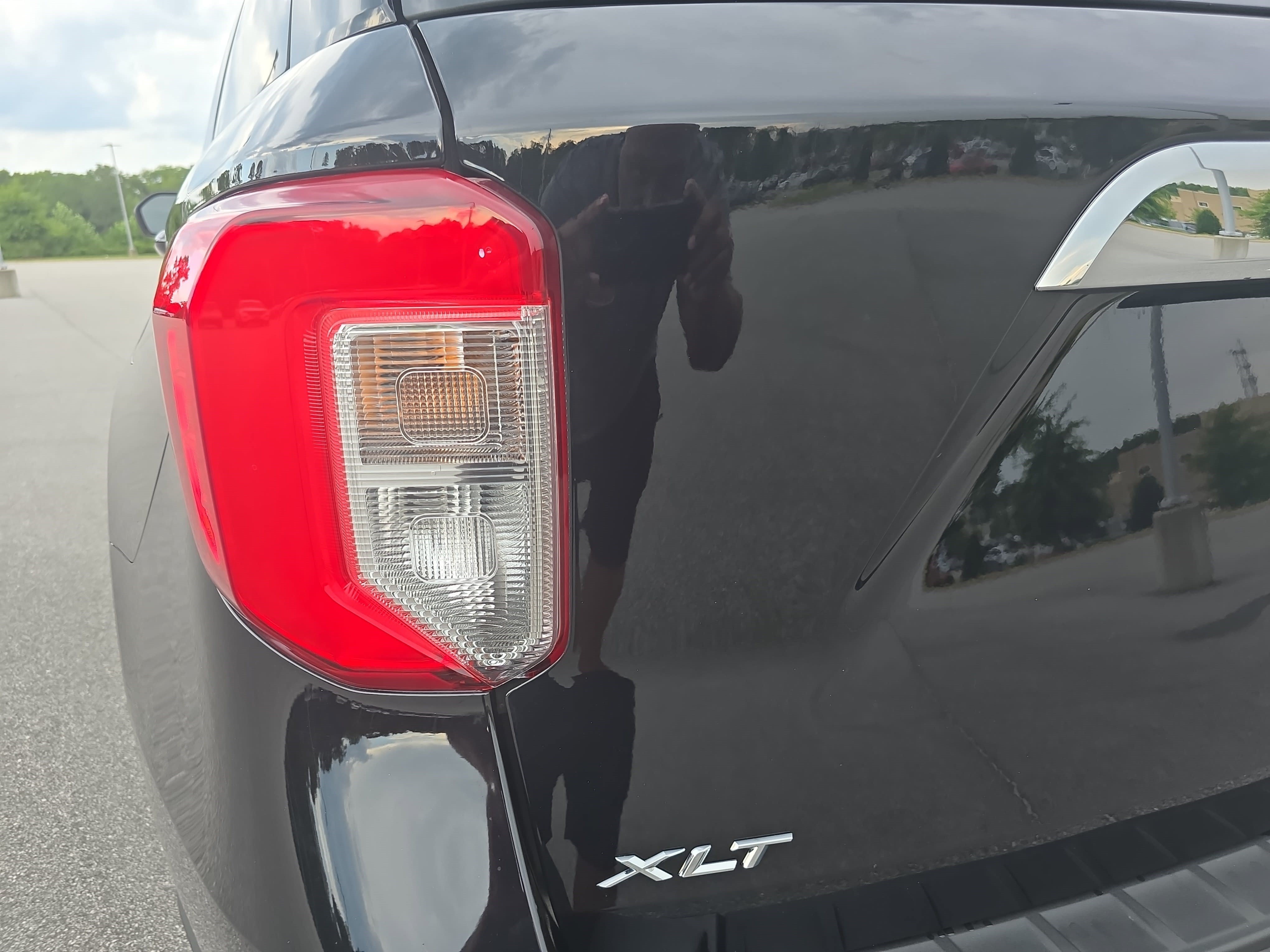 Used 2023 Ford Explorer XLT w/ Equipment Group 202A AWD/4WD image 32
