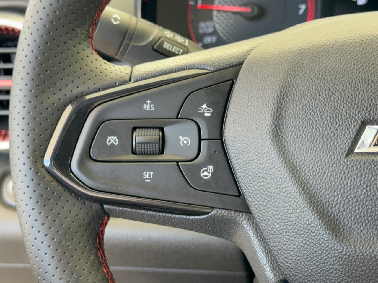 Certified 2025 Chevrolet Trax RS w/ Sunroof Package FWD image 18