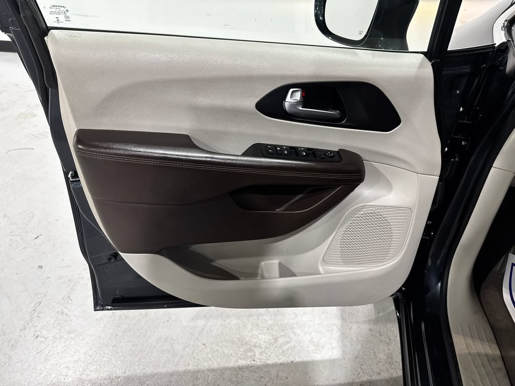 Used 2020 Chrysler Pacifica Touring w/ Advanced Safetytec Group FWD image 17