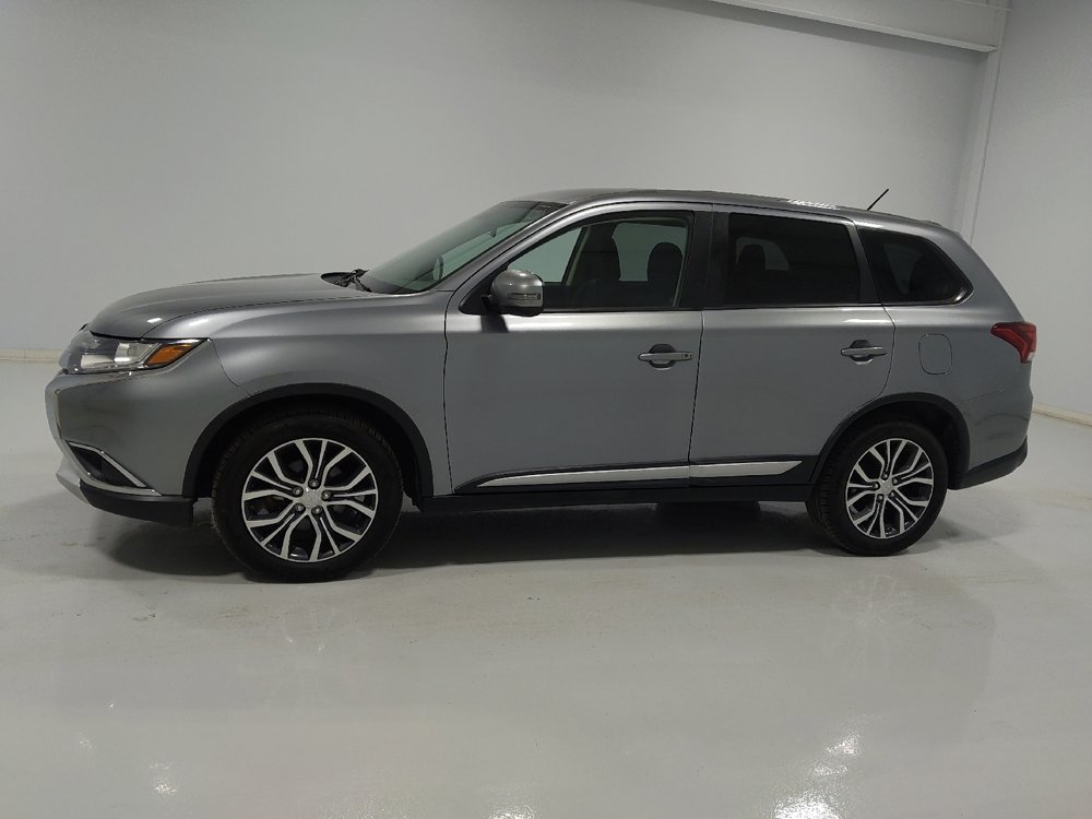 Used 2016 Mitsubishi Outlander SE image 2