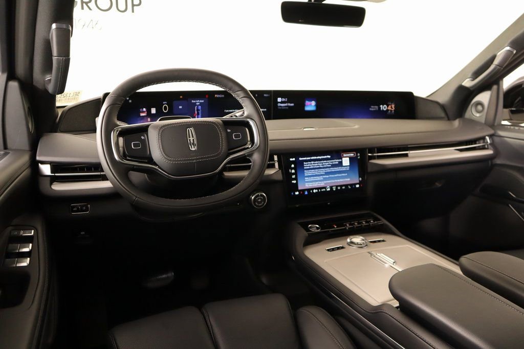 New 2025 Lincoln Navigator Reserve w/ Jet Appearance Package AWD/4WD image 2