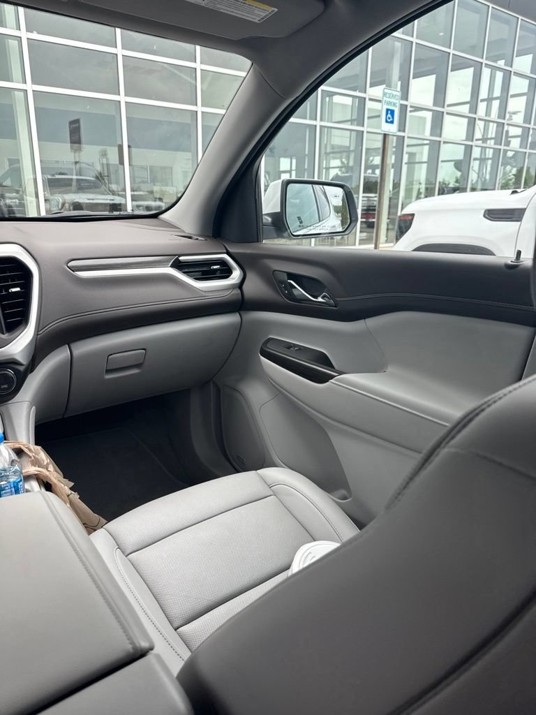 Used 2023 GMC Acadia SLT w/ Technology Package FWD image 10