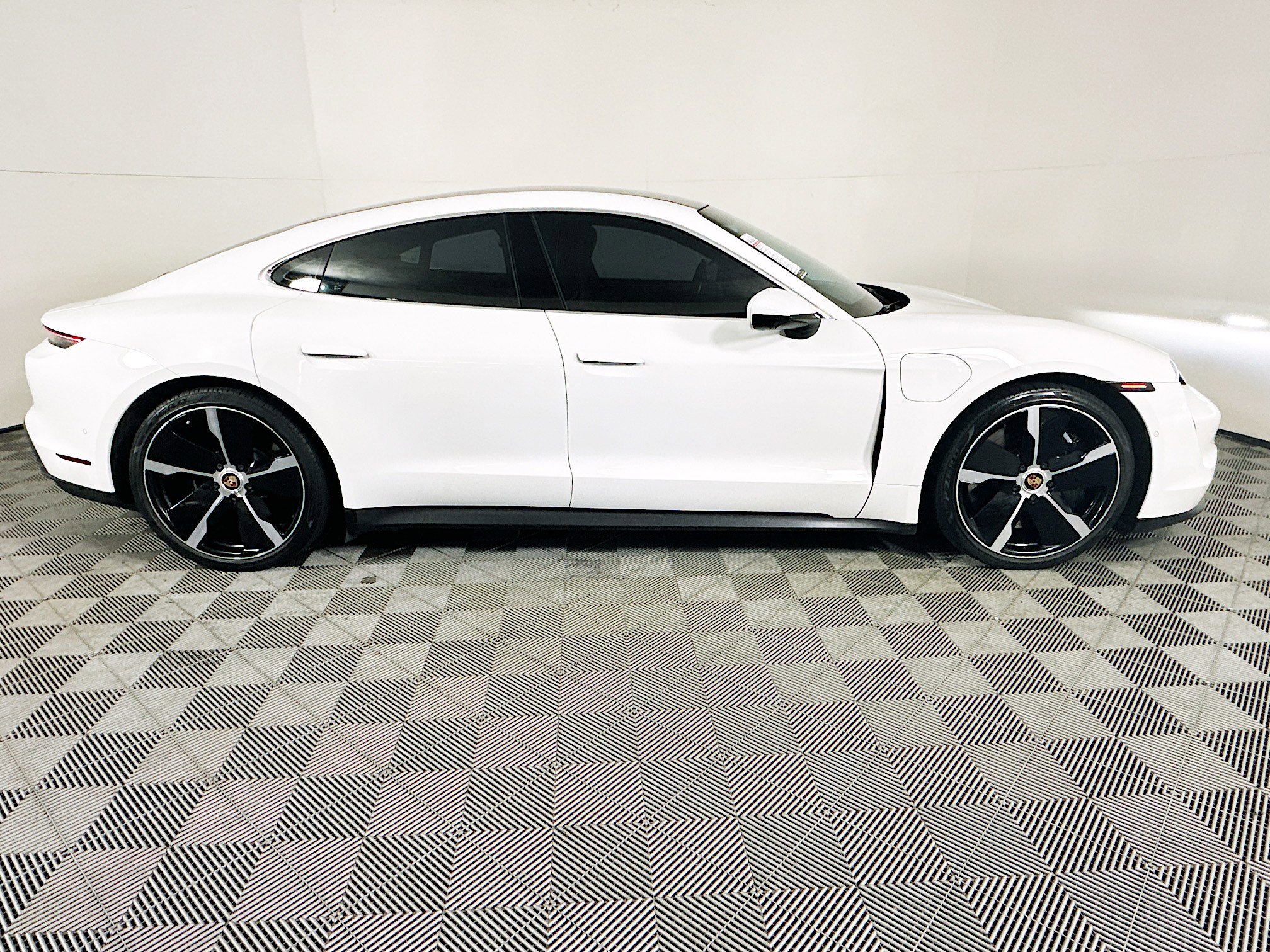 Used 2020 Porsche Taycan 4S AWD/4WD image 2