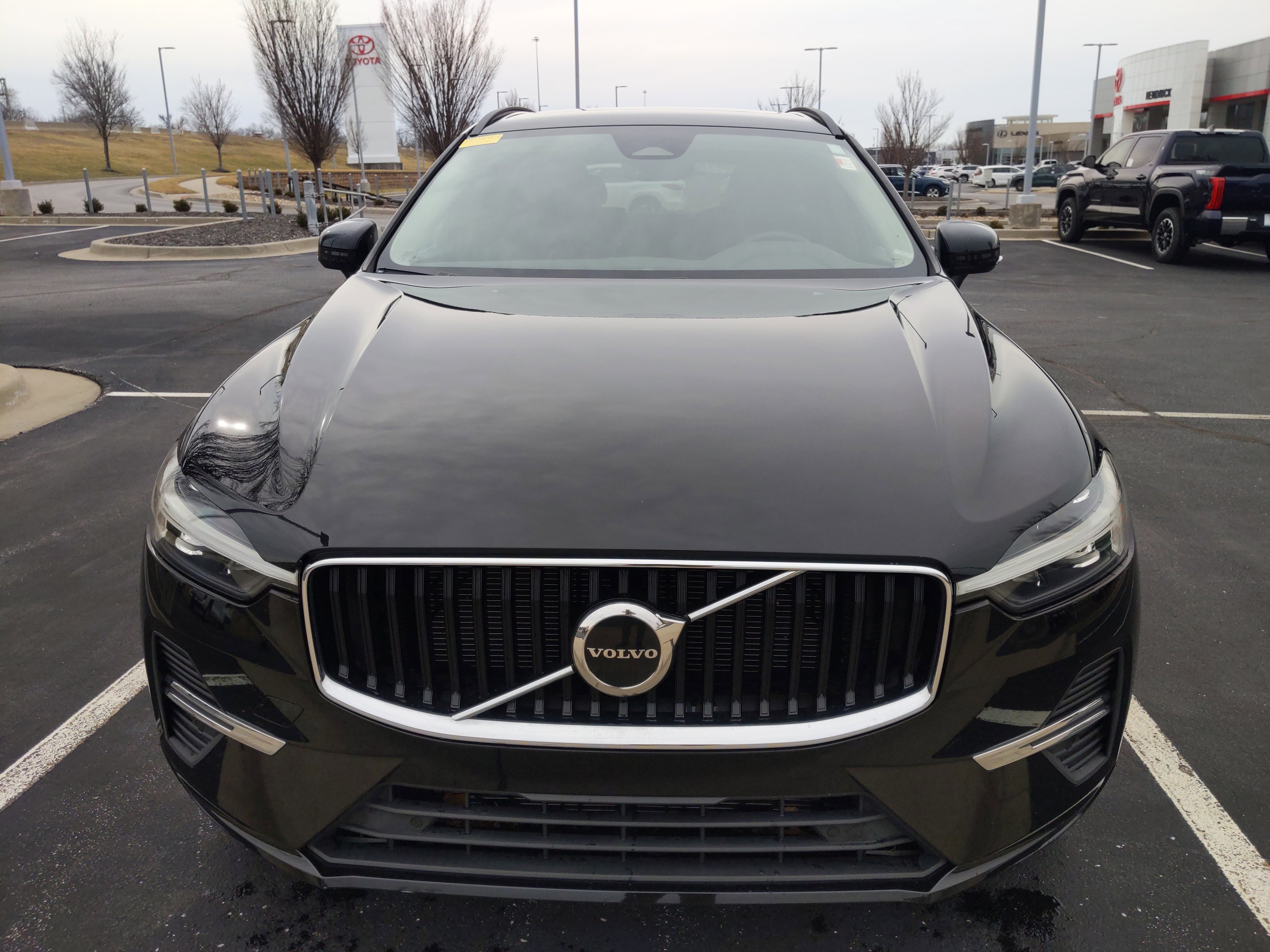 Used 2022 Volvo XC60 B5 Momentum w/ Protection Package Premier image 3