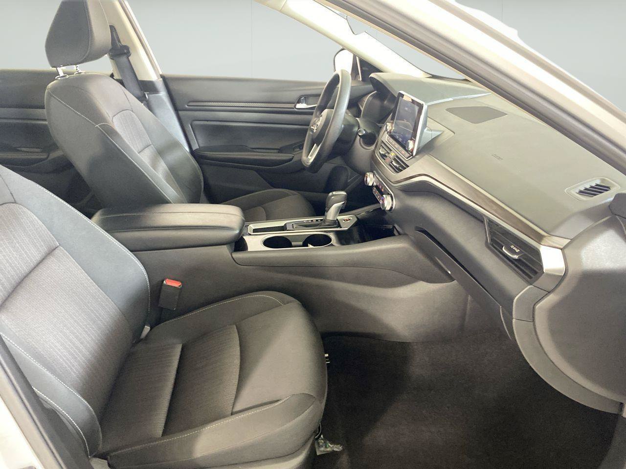 Used 2024 Nissan Altima 2.5 SV FWD image 21