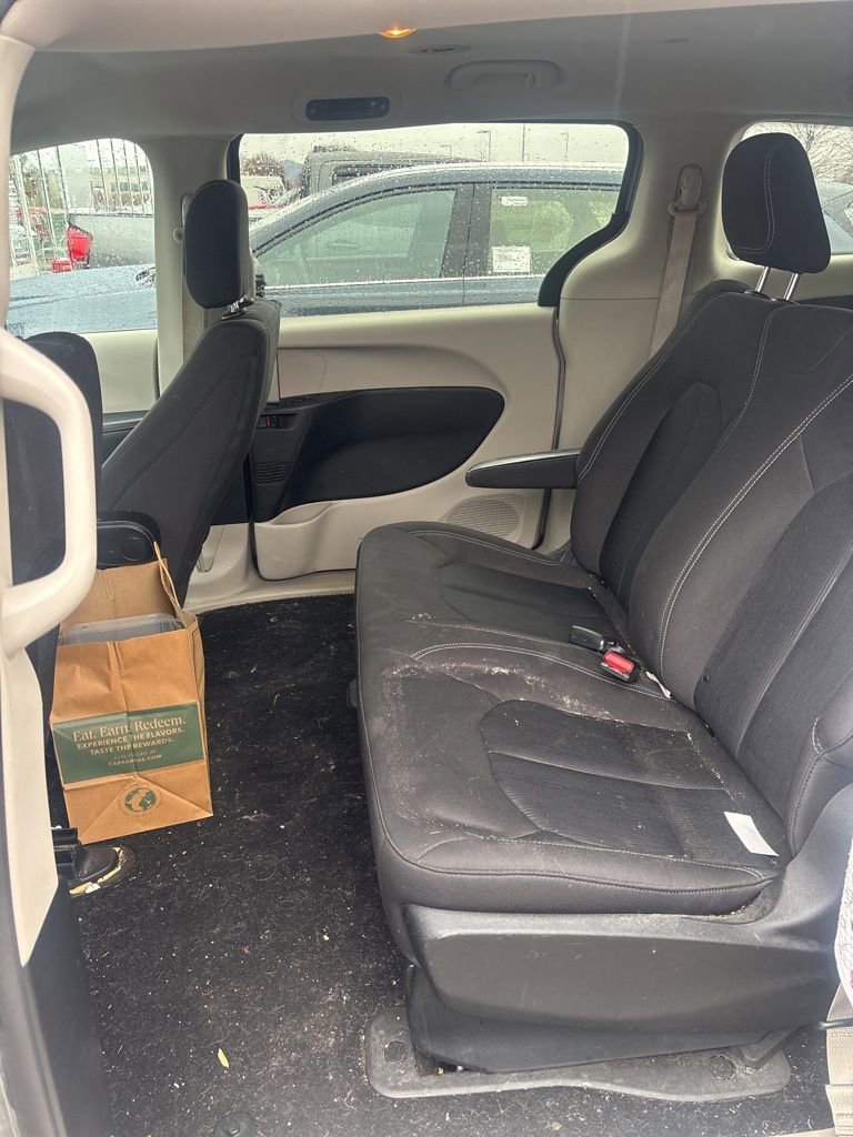 Used 2020 Chrysler Voyager L image 6