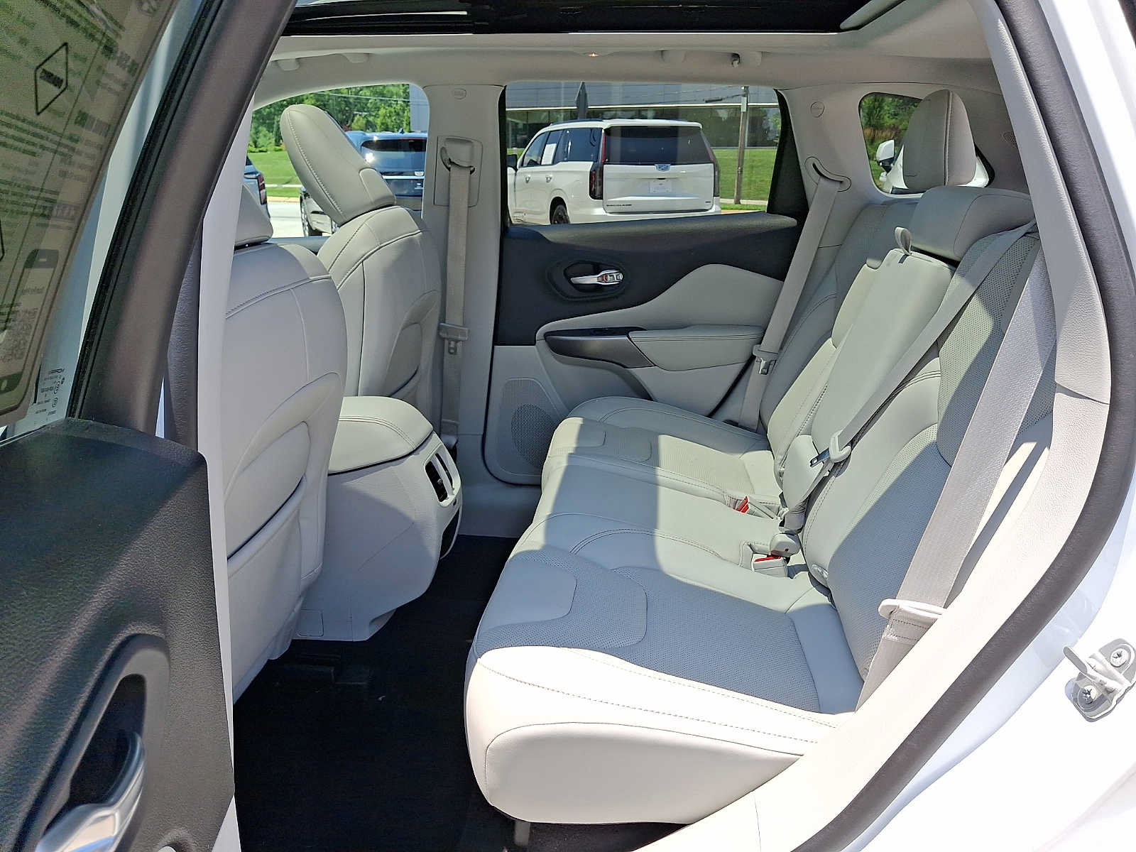 Used 2021 Jeep Cherokee Latitude Lux w/ Sun & Sound Group AWD/4WD image 23