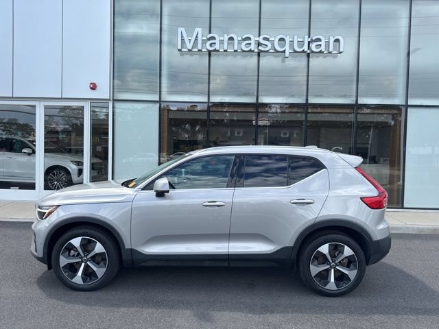Used 2025 Volvo XC40 B5 Plus AWD/4WD image 2