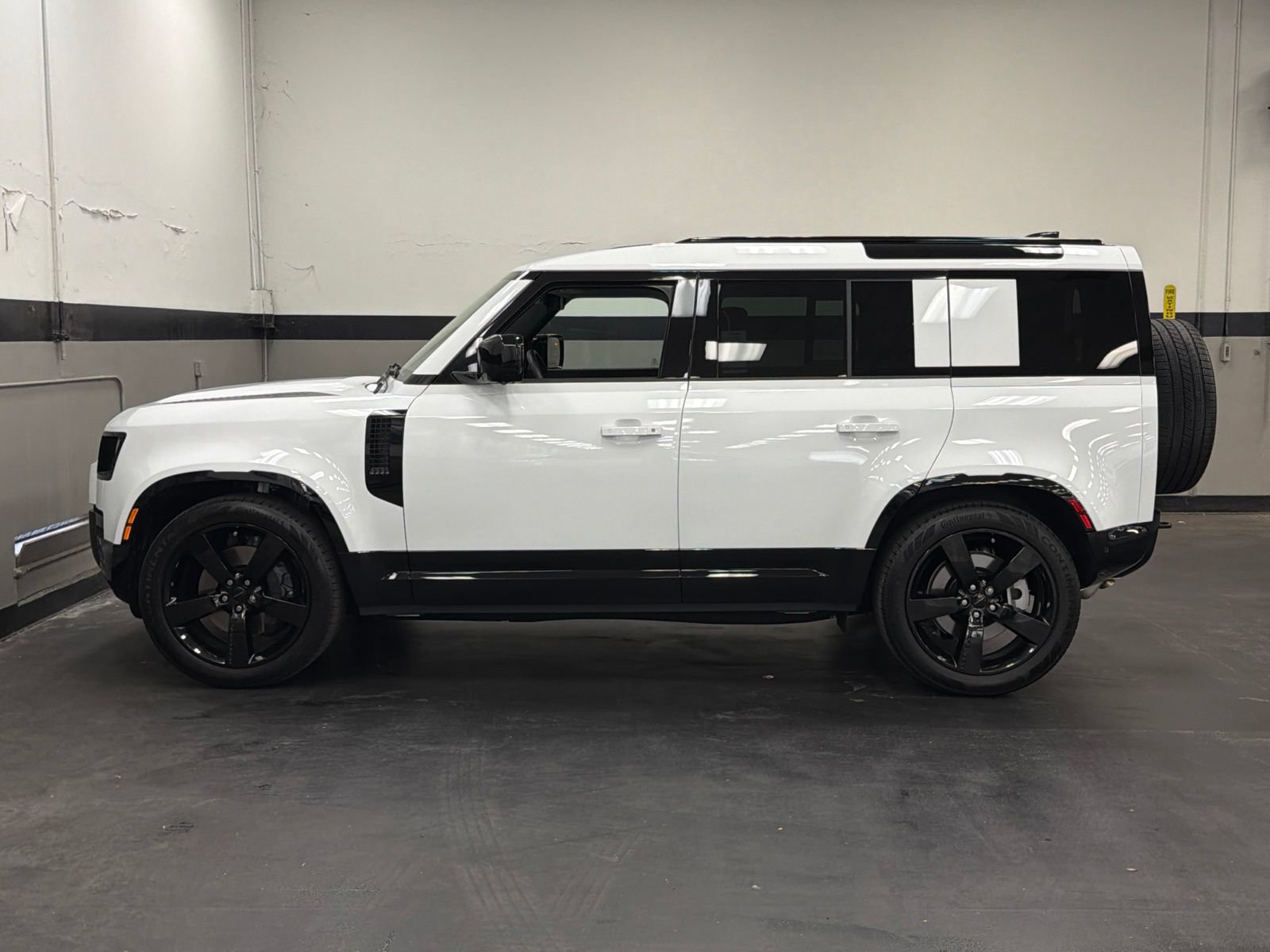 Used 2026 Land Rover Defender 110 X-Dynamic SE AWD/4WD image 8