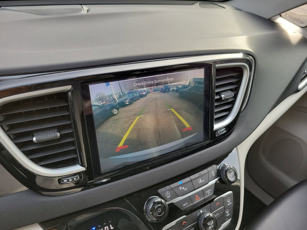 Used 2024 Chrysler Pacifica Touring-L image 31