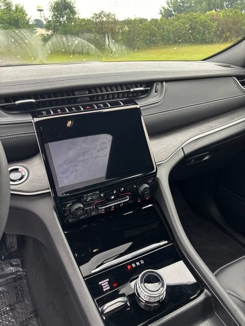 Used 2025 Jeep Grand Cherokee Limited w/ Luxury Tech Group II AWD/4WD image 8