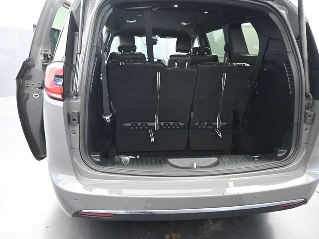 Used 2025 Chrysler Pacifica Select image 8