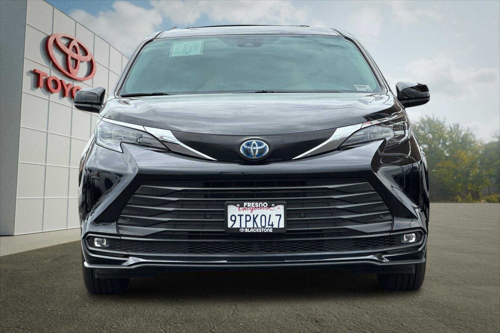 Certified 2025 Toyota Sienna XLE FWD image 8