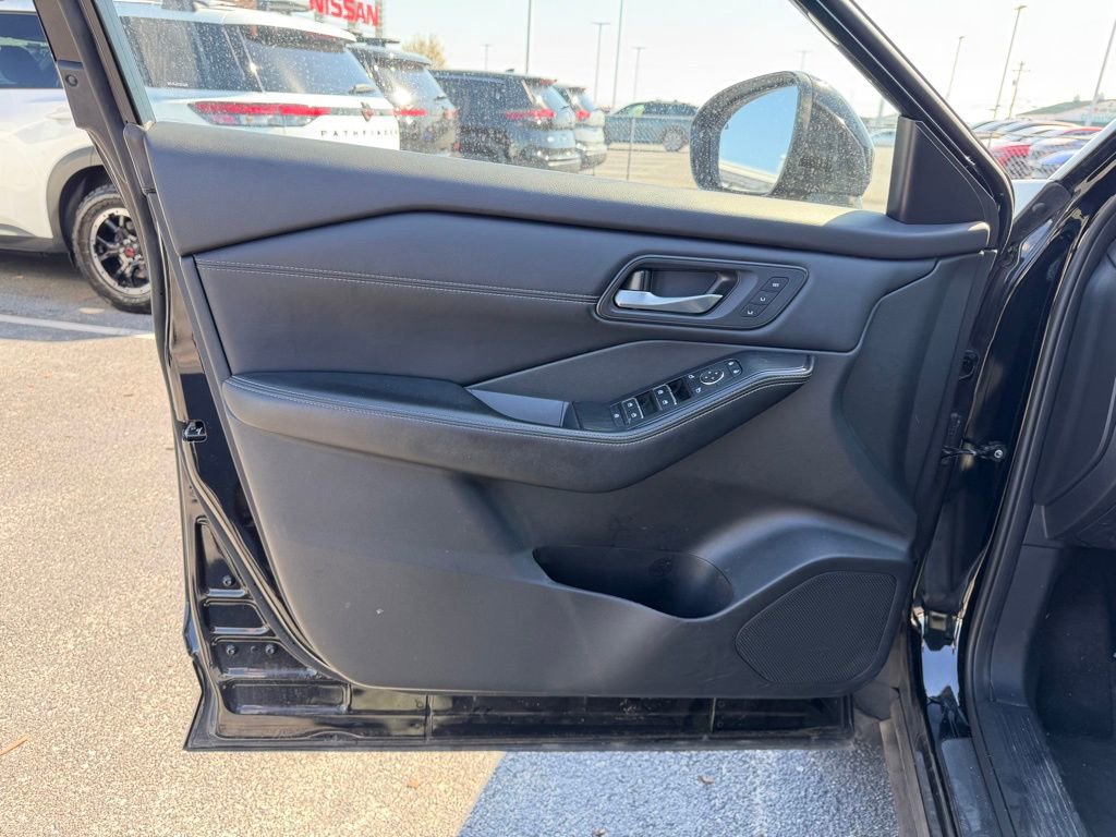 Used 2025 Nissan Rogue SL w/ Tech Package image 13