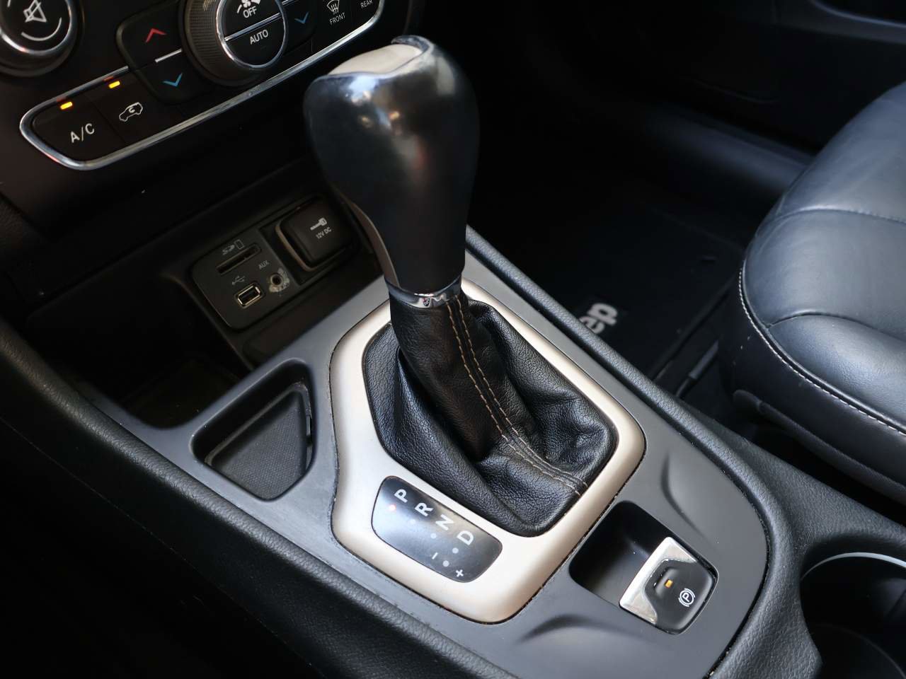 Used 2015 Jeep Cherokee Limited image 16