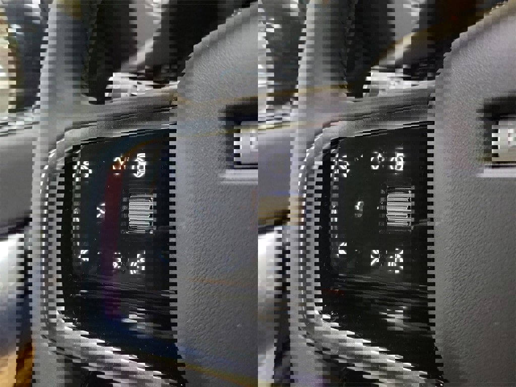 New 2025 Land Rover Discovery Sport Dynamic SE image 15