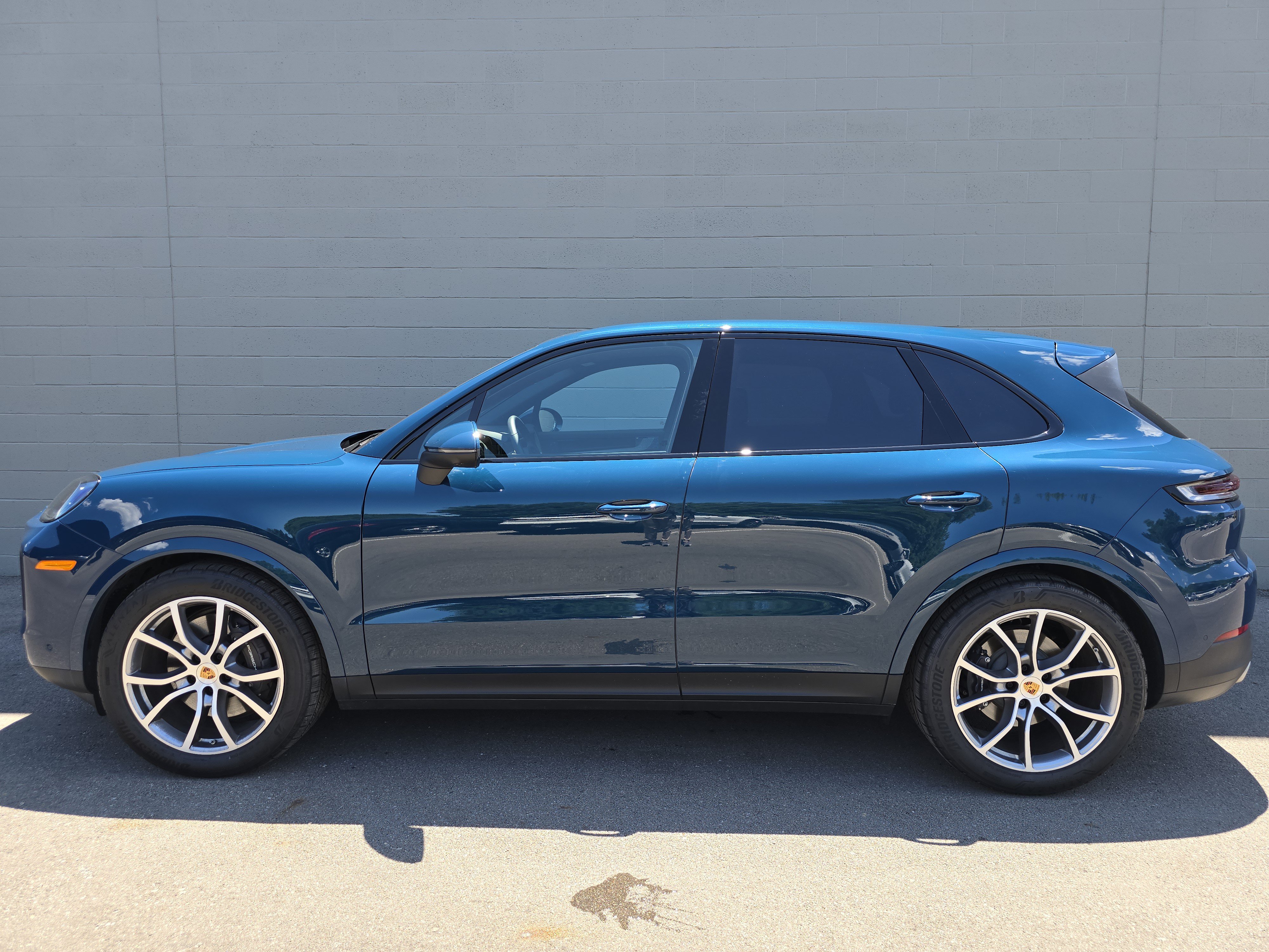 Certified 2025 Porsche Cayenne AWD/4WD image 2