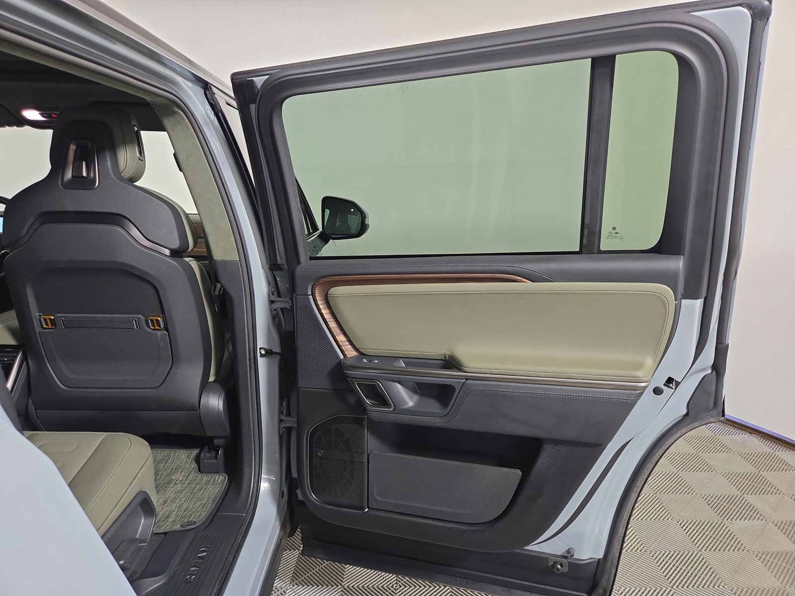 Used 2024 Rivian R1S Adventure AWD/4WD image 19