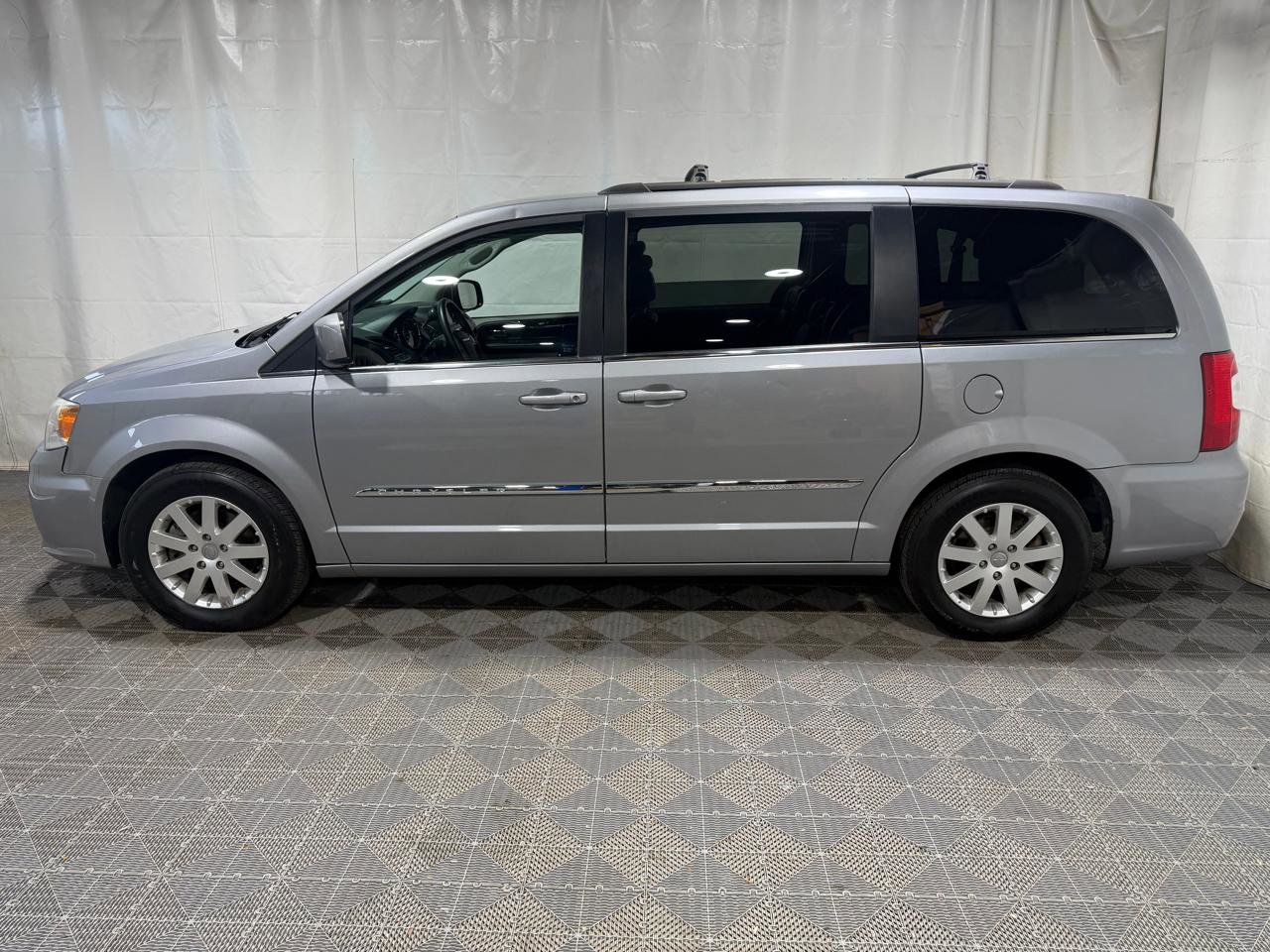 Used 2014 Chrysler Town & Country Touring FWD image 5