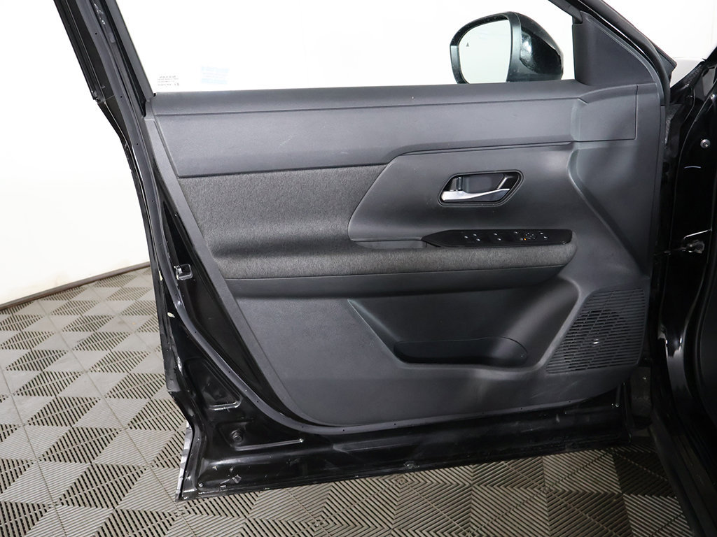 Used 2025 Nissan Kicks SV AWD/4WD image 22