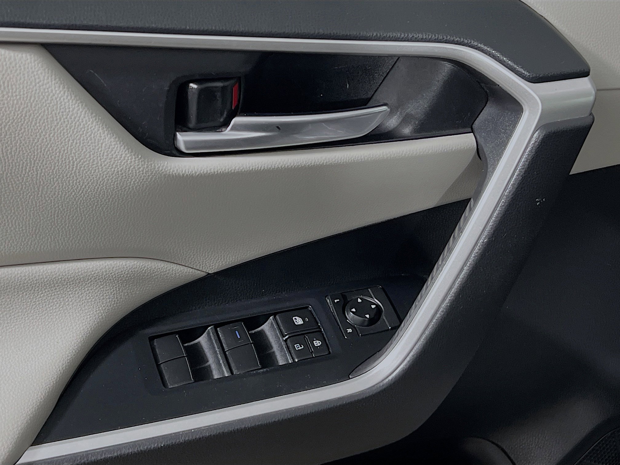 Used 2019 Toyota RAV4 XLE image 16