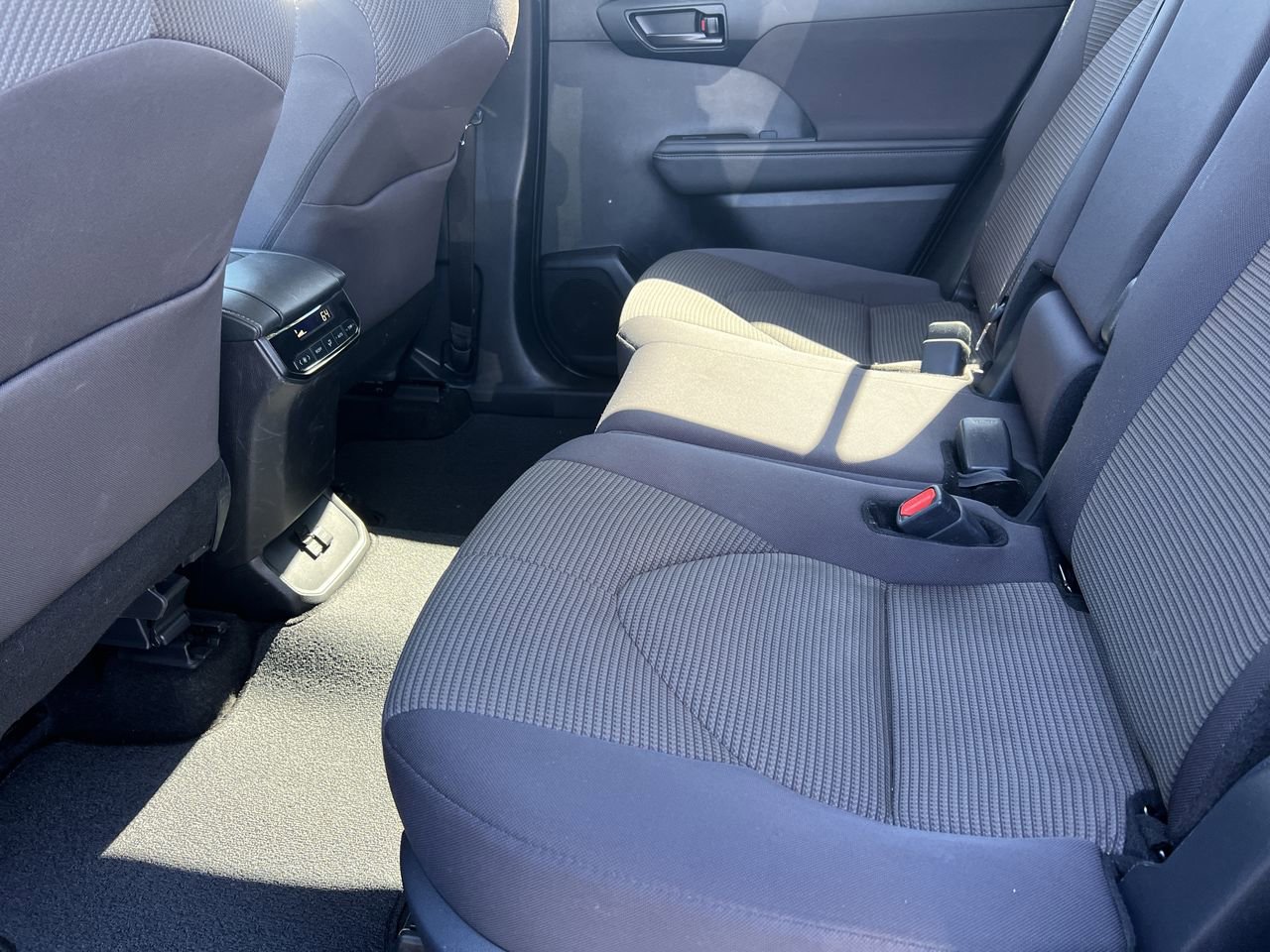 Used 2024 Toyota Highlander LE AWD/4WD image 32