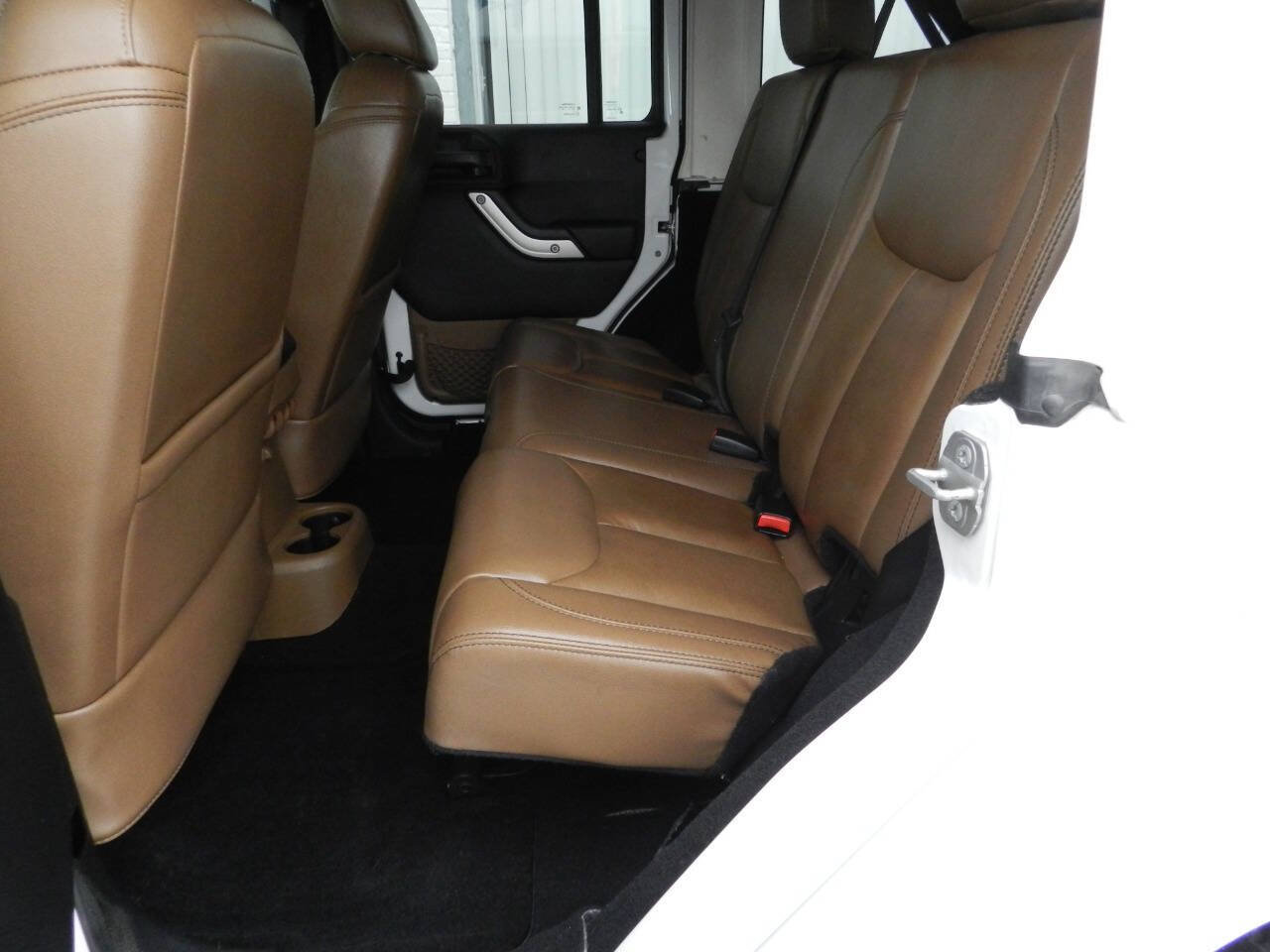 Used 2014 Jeep Wrangler Unlimited Sahara w/ Connectivity Group AWD/4WD image 10