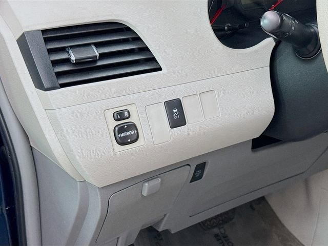 Used 2012 Toyota Sienna LE w/ Towing Pkg FWD image 10