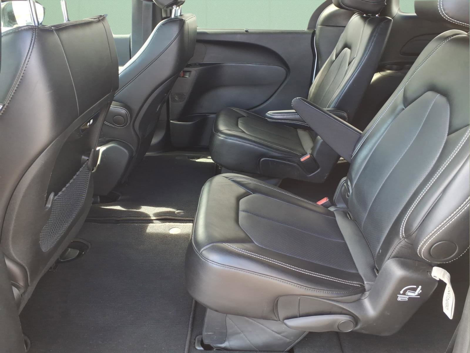 Used 2025 Chrysler Pacifica Select image 14