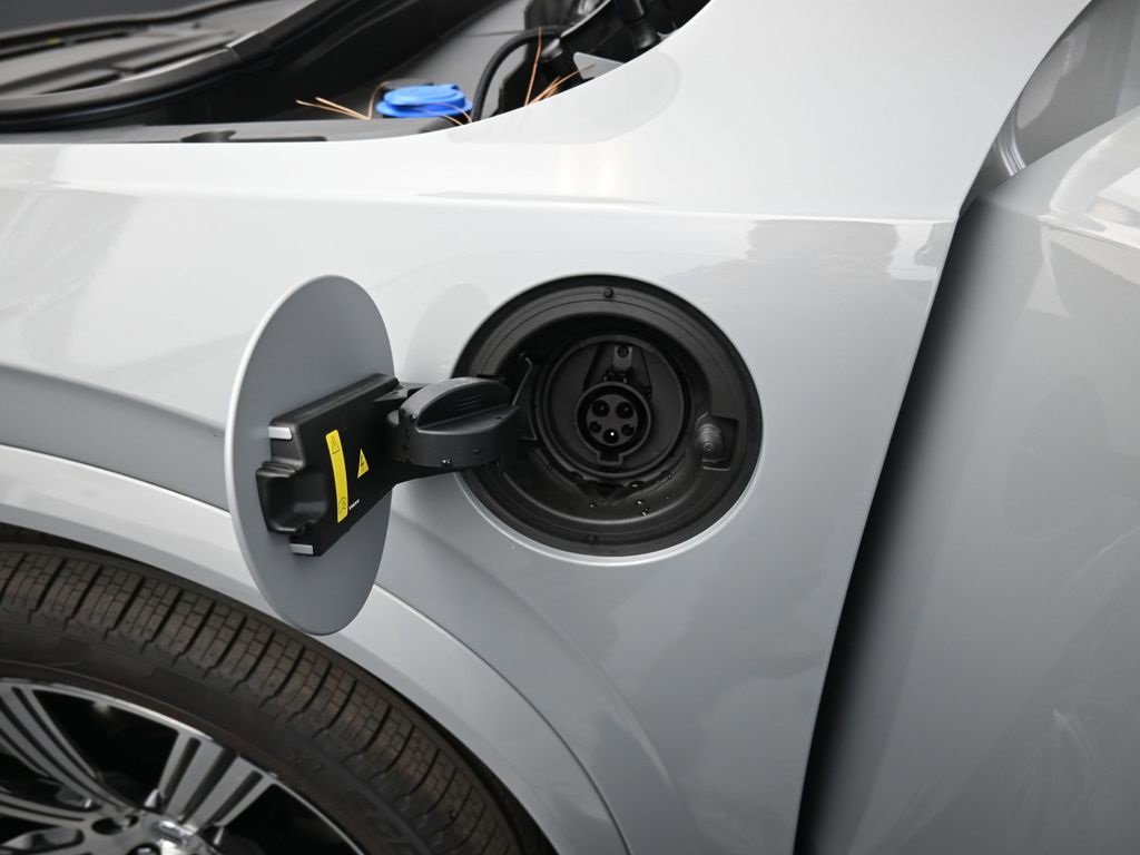 New 2025 Volvo XC90 T8 Plus w/ Protection Package Premier image 10