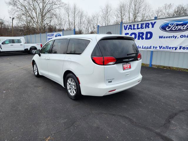 Used 2023 Chrysler Voyager LX image 3