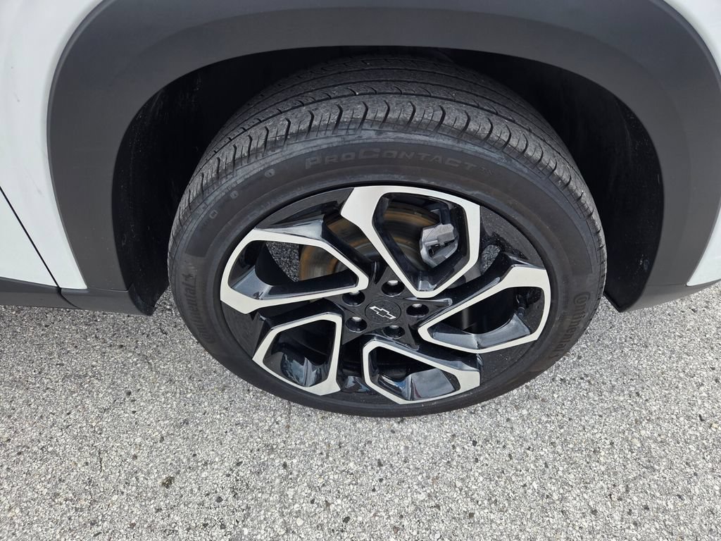 Used 2025 Chevrolet Trax RS w/ Driver Confidence Package FWD image 17