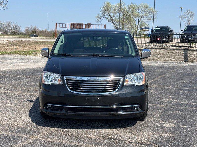 Used 2016 Chrysler Town & Country Touring-L image 8