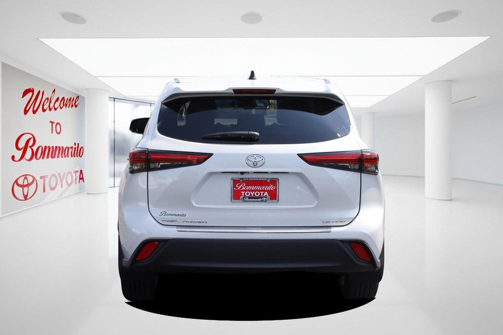 Used 2022 Toyota Highlander LE AWD/4WD image 6