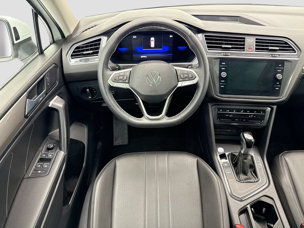 Used 2023 Volkswagen Tiguan SE w/ Panoramic Sunroof Package FWD image 10
